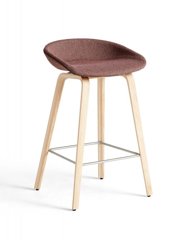 Hay AAS33 Barhocker mit braunem Vollpolster und hellem Holzgestell, ideal für moderne Küchen.